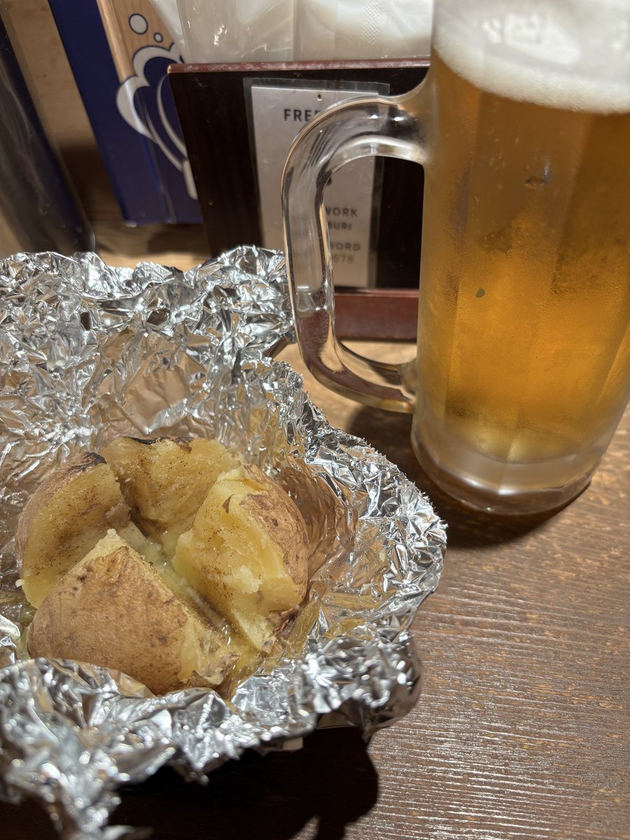 T__I__54__b's tweet photo. 新千歳空港到着〜
お腹空いたので先ずは海鮮丼とじゃがバターです一杯🍺 https://t.co/Llz4JndCep
