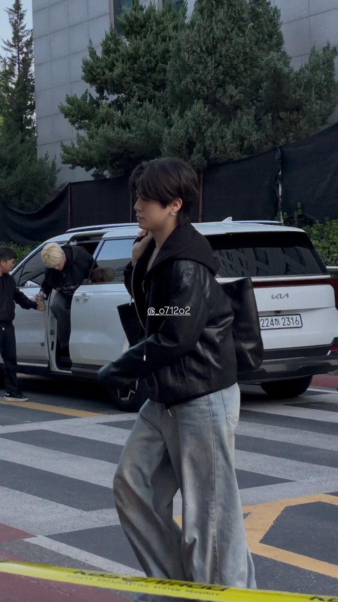 _O712O2's tweet photo. 261009 뮤직뱅크 출근🫡

こうすけの出勤載せたいんだけど撮るの下手すぎてこんなのしかなく…🙀🙏🏻

#KO1KEYZ #KOSUKE #照井康祐 https://t.co/MIGKK8vkN7