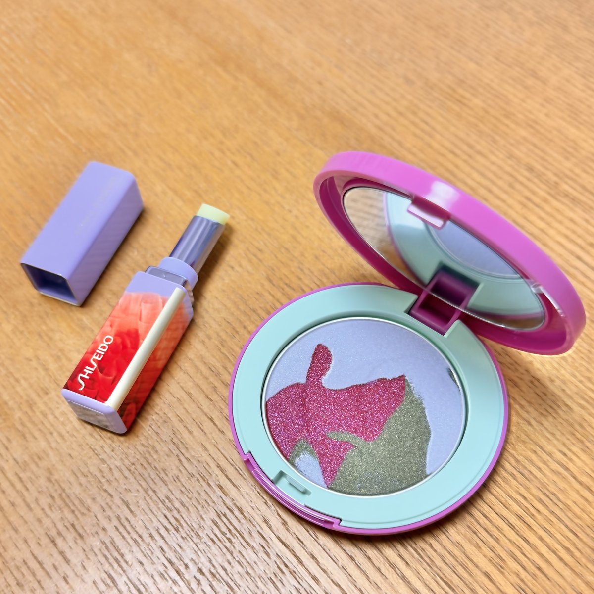 camel38878's tweet photo. 数日前に資生堂のホリデー届いた
マルチパレットかわいすぎる！
単色で使ってもかわいいけど
赤とグリーン混ぜると綺麗なブラウンになるし
ブルー系のホワイトのハイライトの輝きすごい
めちゃくちゃ買ってよかった https://t.co/mIoKhrNO1r