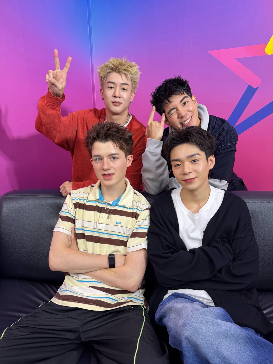 lookepeep's tweet photo. 'ไป๊ป นิว พีเจ เลออน‘ รอเจอทุกคนในรายการ 9Entertain Live นะค้าบบบ >< 

FB LIVE 
🔗 https://t.co/Yjhn1dlGYu

GELBOYS TWIST PRESS TOUR 
#TWIST_PressTour #9EntLivexGELBOY 
#TWIST_GELBOYS
#PIDEmonthapoom #NEWCHAYAPAK #PJmahidol #LEONBROCCO 
#GELBOYS 
#LOOKE https://t.co/lkOQ0Cq7at