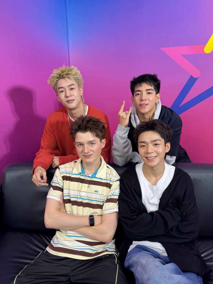lookepeep's tweet photo. 'ไป๊ป นิว พีเจ เลออน‘ รอเจอทุกคนในรายการ 9Entertain Live นะค้าบบบ >< 

FB LIVE 
🔗 https://t.co/Yjhn1dlGYu

GELBOYS TWIST PRESS TOUR 
#TWIST_PressTour #9EntLivexGELBOY 
#TWIST_GELBOYS
#PIDEmonthapoom #NEWCHAYAPAK #PJmahidol #LEONBROCCO 
#GELBOYS 
#LOOKE https://t.co/lkOQ0Cq7at