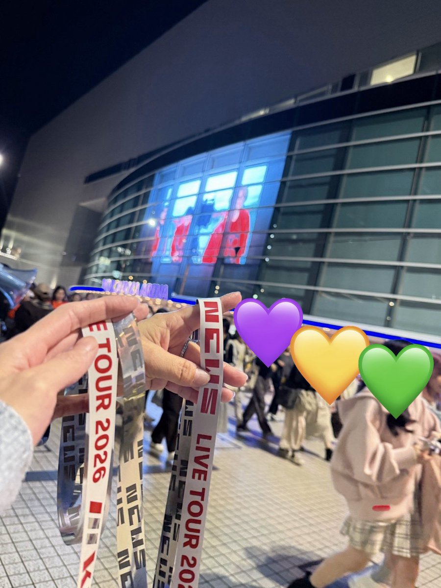shimanami118's tweet photo. 今年はNEWS横アリ2日間通いました💜💚💛
めちゃくちゃ楽しかったし👏めちゃくちゃ笑った🤣
銀テ取れなかったけど、外で銀テ持って撮影してる2人組に勇気持って声かけたら2本分けてくれた😭
ありがとう!マジでTEAMNEWS優しい🥹
#NEWS #KMK https://t.co/HASG9GTGll