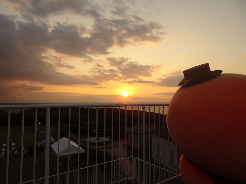 hokkunhouhoku's tweet photo. 角島で夕日を眺めるほっくん。
日が暮れるのも早くなりましたね。
ほっくんのモチーフには日本海に沈む夕日（だるま夕日）があります。 https://t.co/jFAJ4I9942