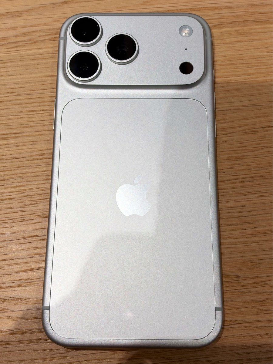 aya2JZ230PS's tweet photo. Apple梅田へ行って来ました。
iPhone Duoはまだ見れませんが
やっとiPhone 18 Proシリーズ
全色の実機見れました📱
ブラックとてもカッコいいですね。
最近18 Proの不具合ポストを続け
てしまいましたが、何やかんやで
私はiPhoneとiPadのProシリーズ
が好きですね。
#Apple梅田 #iPhone18Pro https://t.co/6uBtvES3lg