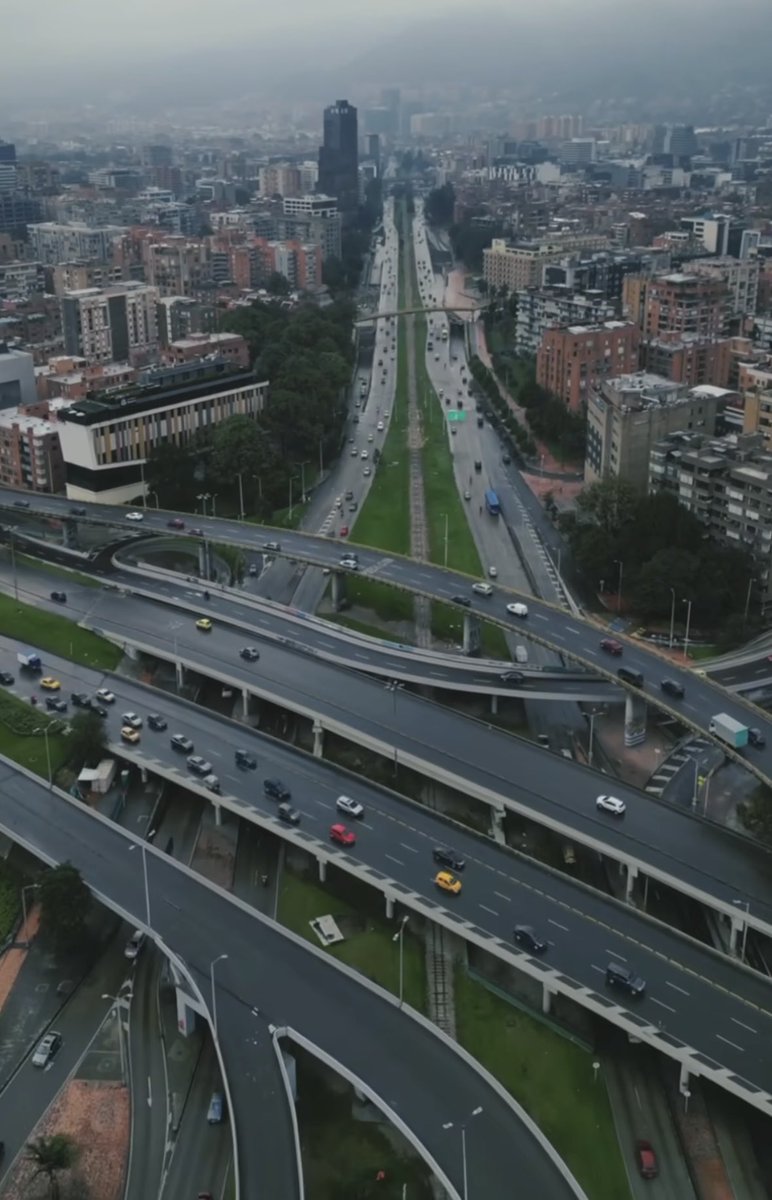 justsuckitall's tweet photo. @Yohangelstar @NicolsNovoa3 @kithvmk Ay amigo como te explico que ya no vivimos en los 80s? Estéticamente hablando Bogotá es muy superior a tu caracas https://t.co/acb3yfeMz4