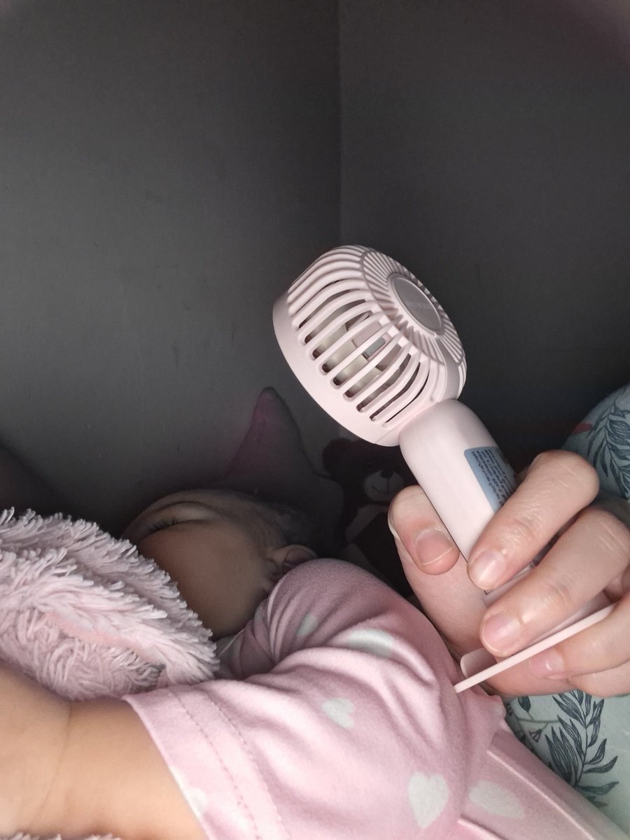 Loreein13's tweet photo. Yo tengo un aire y siempre lo mantengo en 20, hace frío lógico.
Pero la niña quiere que le prenda el abanico en toda la cara para poder dormir.
Y quien soy yo para no complacerla? https://t.co/RsJudPuY3j