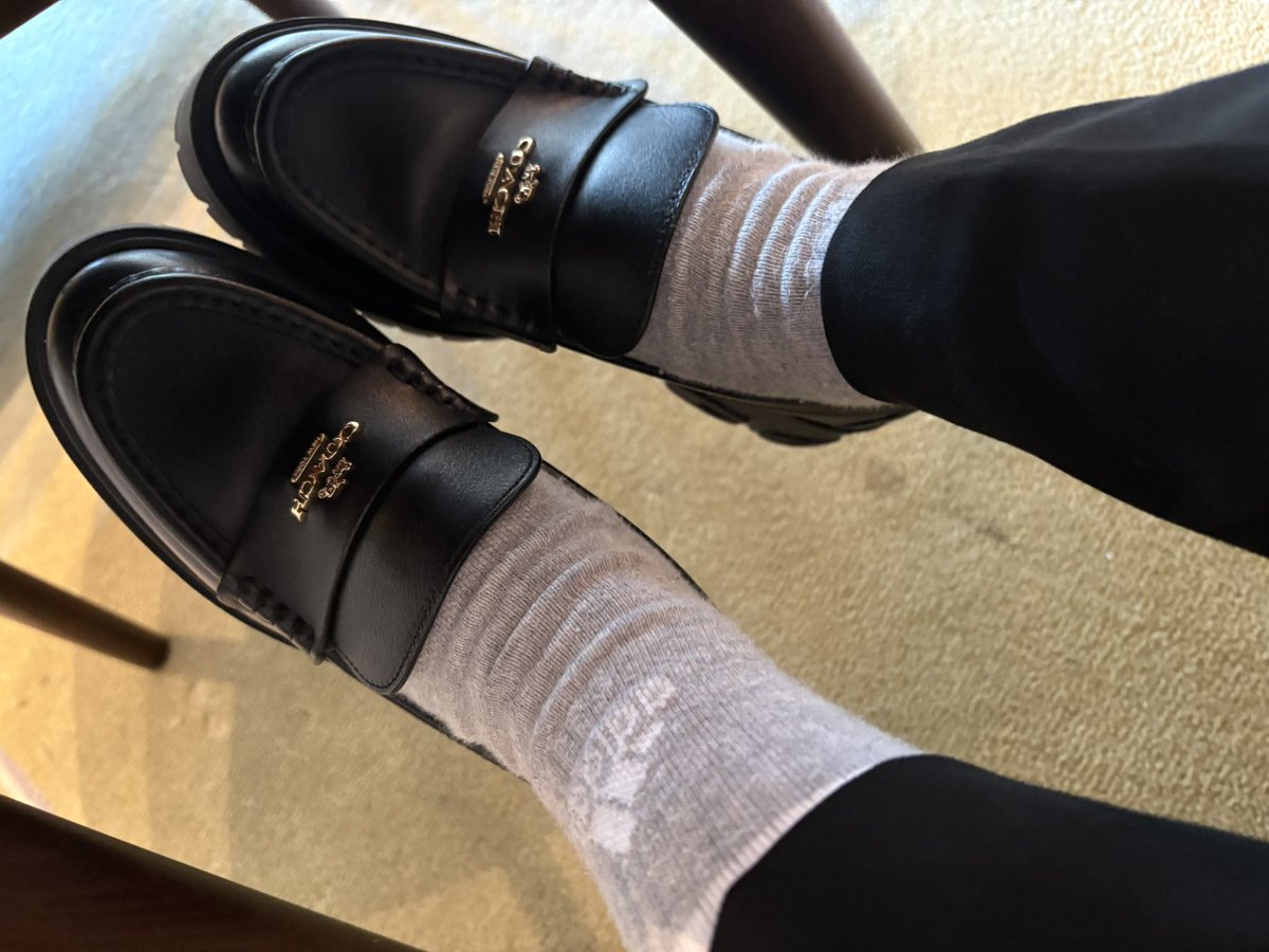 stefani4180's tweet photo. まって、靴のこと考えずに靴下履いて��関で靴選んでバタバタ家を出たらなんかめっちゃダサい。大丈夫？？？ https://t.co/GCmSx5gvIm