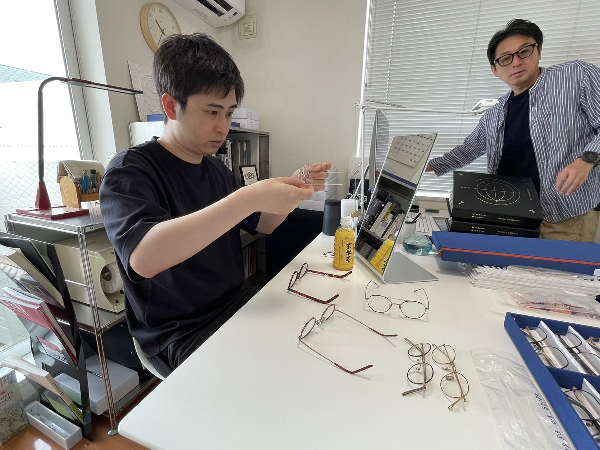 viking_print's tweet photo. 6月某日、阿久津プロとお邪魔したのは眼鏡ブランSTEADYのデザイン事務所。今回、自らハイセンスなツーブリッジを選定。細部までこだわりの"逸本"となりました。今、思えばイメチェンジだけでなく今シーズン全てを変えるような覚悟や決意が眼鏡にも反映されたのかも⁉︎いよいよ明日19時販売開始です。 https://t.co/1O1hH3QEPz