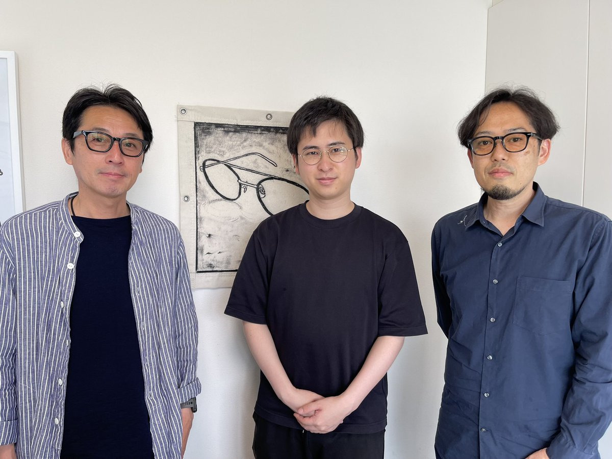 viking_print's tweet photo. 6月某日、阿久津プロとお邪魔したのは眼鏡ブランSTEADYのデザイン事務所。今回、自らハイセンスなツーブリッジを選定。細部までこだわりの"逸本"となりました。今、思えばイメチェンジだけでなく今シーズン全てを変えるような覚悟や決意が眼鏡にも反映されたのかも⁉︎いよいよ明日19時販売開始です。 https://t.co/1O1hH3QEPz