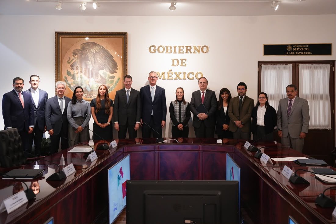 m_ebrard's tweet photo. Acompañé a la Presidenta Sheinbaum en su reunión con la directiva de Nestlé , encabezada por su CEO Philipp Navratil , en la que comunicaron que duplicarán la inversión prevista en México . https://t.co/dxiHgmMTk9