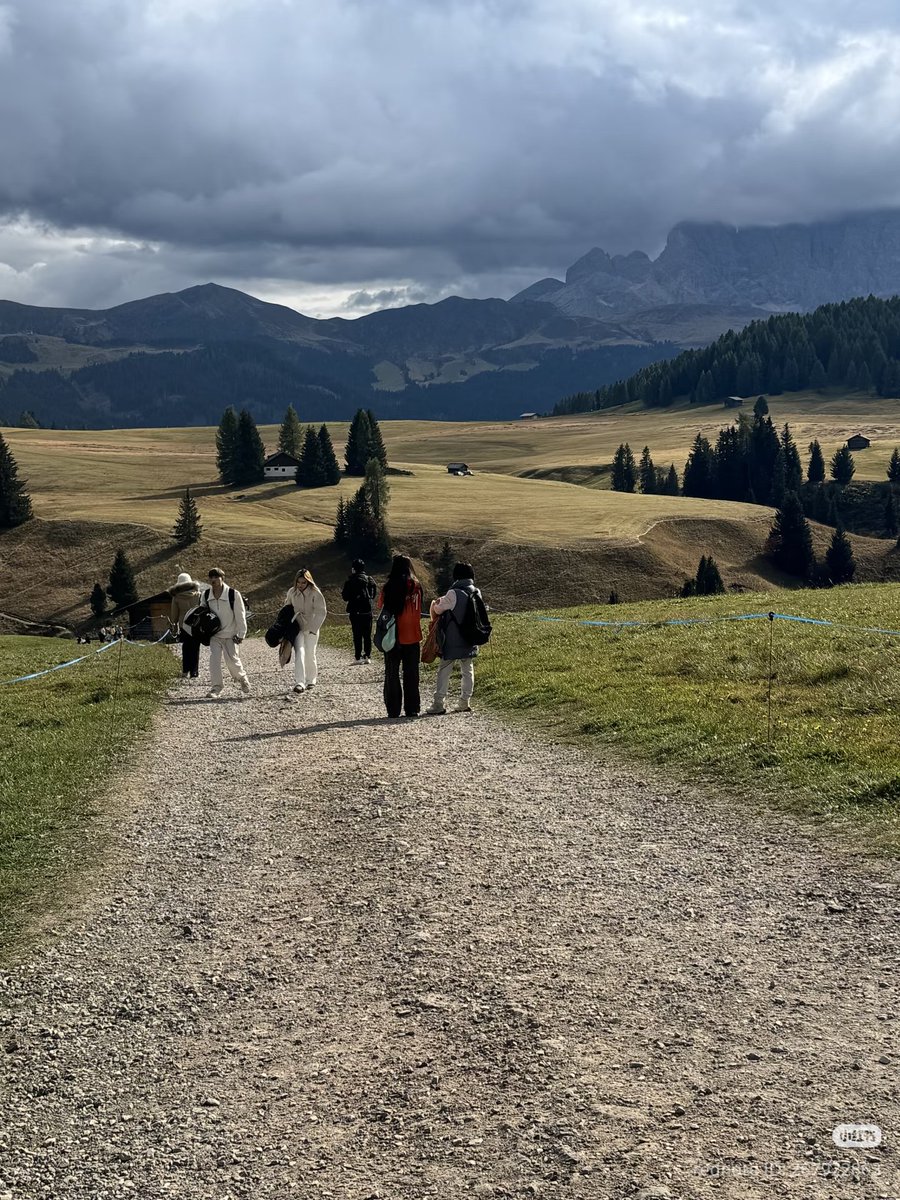 irene_global's tweet photo. Irene was spotted in Hughes Plateau, Italy last October 5th (OP only posted it today)!

She seemed to be on a private trip with her mom so OP didn't go up to her and disturb them 🥰
 https://t.co/GFUNzDzDas 
#IRENE #아이린 #RedVelvet @RVsmtown https://t.co/qRx6JBB0BC