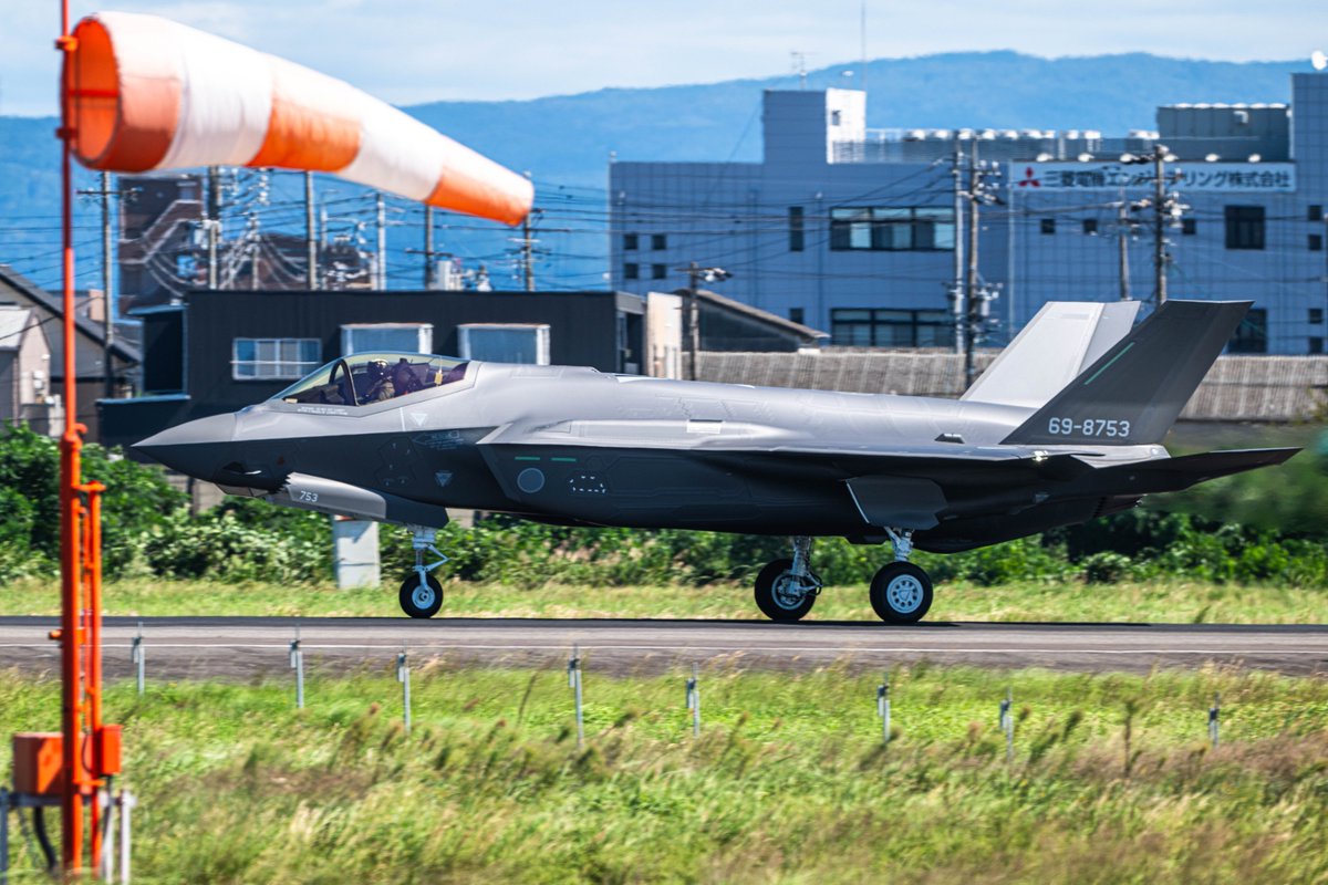 AKEBOVO's tweet photo. 久しぶりに撮影？の新造機F-35Aのテスフラ。
この機番ナゴサン…平成ライダーファンだとざわつくやつだ。
Pさんが👩で驚いた...。

2026.10.06
名古屋空港 小牧基地 RJNA
F-35A 753 https://t.co/XQl5PaIjy9