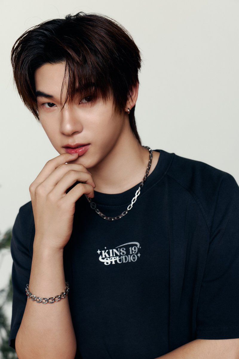 Kazzmagazine's tweet photo. KINS 19 STUDIO x  SHOPEE TRENDY เปิดตัว “ÉCLAT DUO” คอลเลกชันพิเศษร่วมกับ TEETEE POR 🕯️#TEETEEPOR

ถ่ายทอดเสน่ห์ของสองตัวตนที่แตกต่าง แต่เติมเต็มกันได้อย่างลงตัว ผ่านมุมมองของแฟชั่นและสไตล์ในแบบ KINS 19 STUDIO

พบกับไอเท็มพิเศษจากคอลเลกชัน ทั้ง T-Shirt, Sweater, Jacket และ Cloud Stone Bag สี Limited Edition “Silver Sky” พร้อม Special Box ที่ออกแบบขึ้นสำหรับคอลเลกชันนี้โดยเฉพาะ

ทุกการสั่งซื้อจากคอลเลกชั่น ÉCLAT DUO ตั้งแต่ 5-19 ตุลาคม รับสิทธิ์ลุ้นเข้าร่วม Exclusive Live Event  กับ TEETEE POR ในวันที่ 29 พฤศจิกายน 2569
เฉพาะที่ KINS 19 STUDIO Official Store บน Shopee

#KINS19STUDIO #Kins19studioxShopeexTeeteePor  #OnlyatShopee #ShopeeTrendy