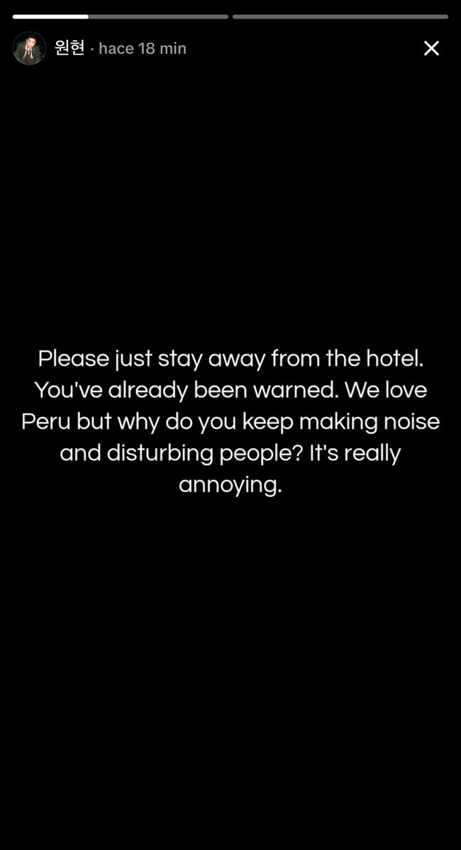 lvsyoonpj's tweet photo. “Por favor, simplemente manténganse alejados del hotel. Ya se les ha advertido. Amamos a Perú, pero ¿por qué siguen haciendo ruido y molestando a las personas? Es realmente molesto.

Y dejen de enviarme fotos del hotel. Nadie va a felicitarlos por eso. Lo que están haciendo no es motivo de orgullo. Simplemente, dense por vencidos.” 

subió esto uno de los bailarines, acerca de la situación de hoy