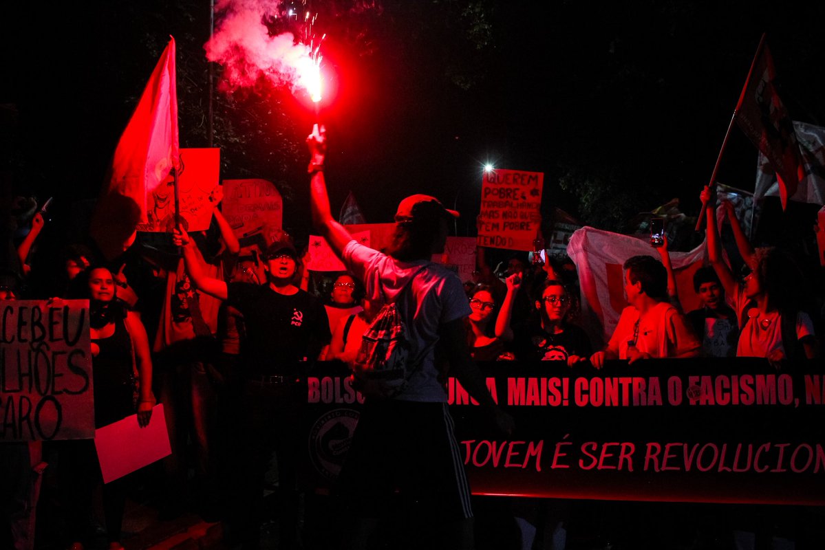 Mpalieraquirafa's tweet photo. Ato contra o fascismo e Bolsonaro 🚩🚩
#UFMS #segundoturno https://t.co/CwdWzaMhzk
