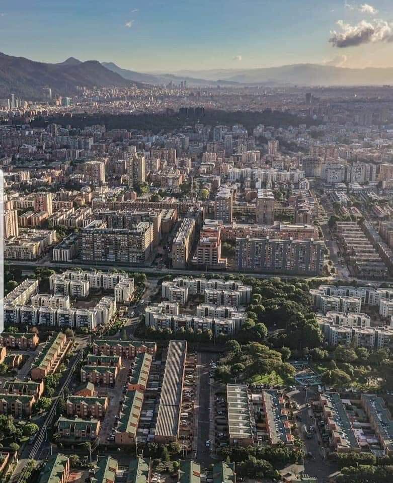 justsuckitall's tweet photo. ¿Cómo le explicas tú a un venezolano nostálgico que ya no vivimos en los 80s?
Si amigo, Bogota si es mas linda y mejor cuidada que caracas así nos duela
reconocerlo https://t.co/C5gc0e5jhd