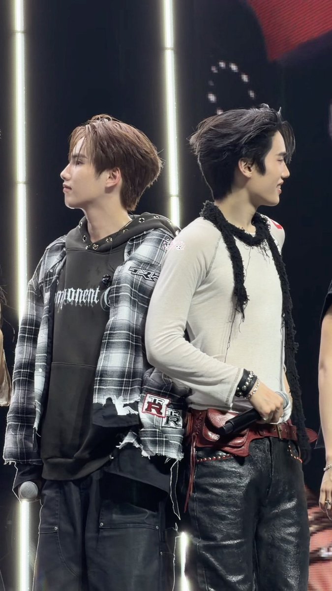 jjaoseenml's tweet photo. ชั้นรักพวกนางมากจริงๆ จาก🏒สู่ 🎤 ใครเข้าใจ🥹😭😭😭😭😭😭 https://t.co/XrUfw4cynJ