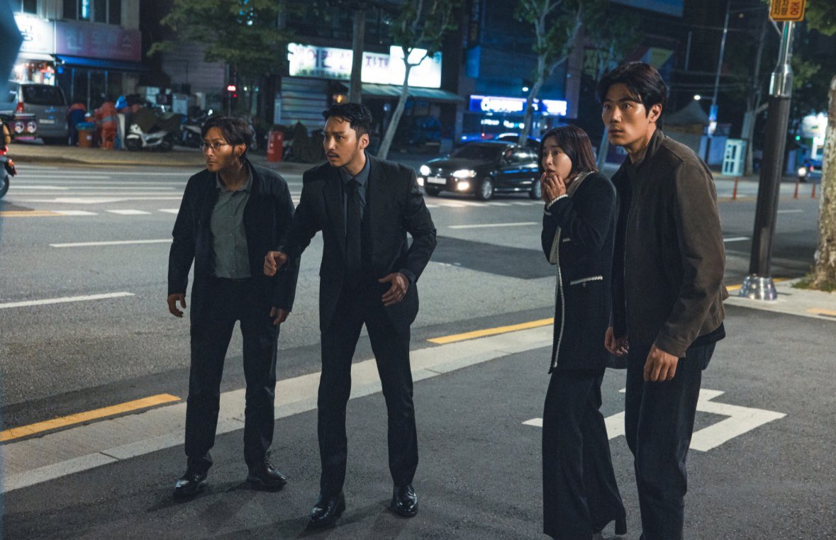 digitalnogader's tweet photo. 엑친님들이 살면서 본 최악의 영화는 뭔가요?

저는 단연코 중간계입니다.

보는 내내 이게 뭐지 싶었는데
갑자기 통아저씨까지 등장함ㅋㅋㅋ

이미 본 게 아까워서 끝까지 봤더니
영화가 진짜 중간에 끝나버림.

알고 보니 상하편처럼 나눠놓고
다음 편을 기다리라는 거였음..

Ai활용한 영화라 기대했는데
이런 황금 연휴에는 절대 보지않길 권함!

엑친님들 인생 최악의 영화도 궁금합니다.