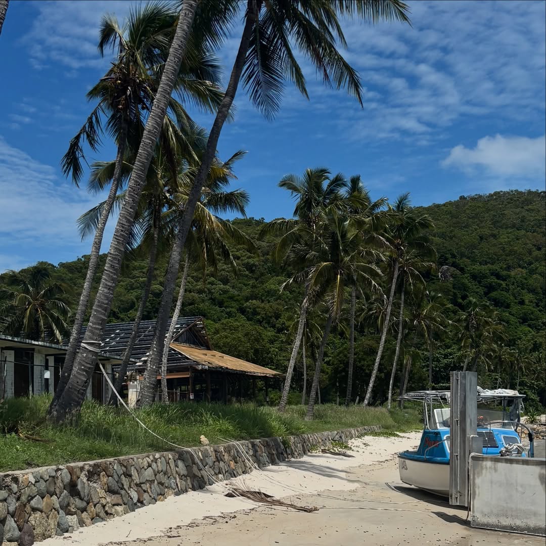 JustaLiasfo's tweet photo. no reception but fully charged🌞🌊 https://t.co/I431FzCwm6