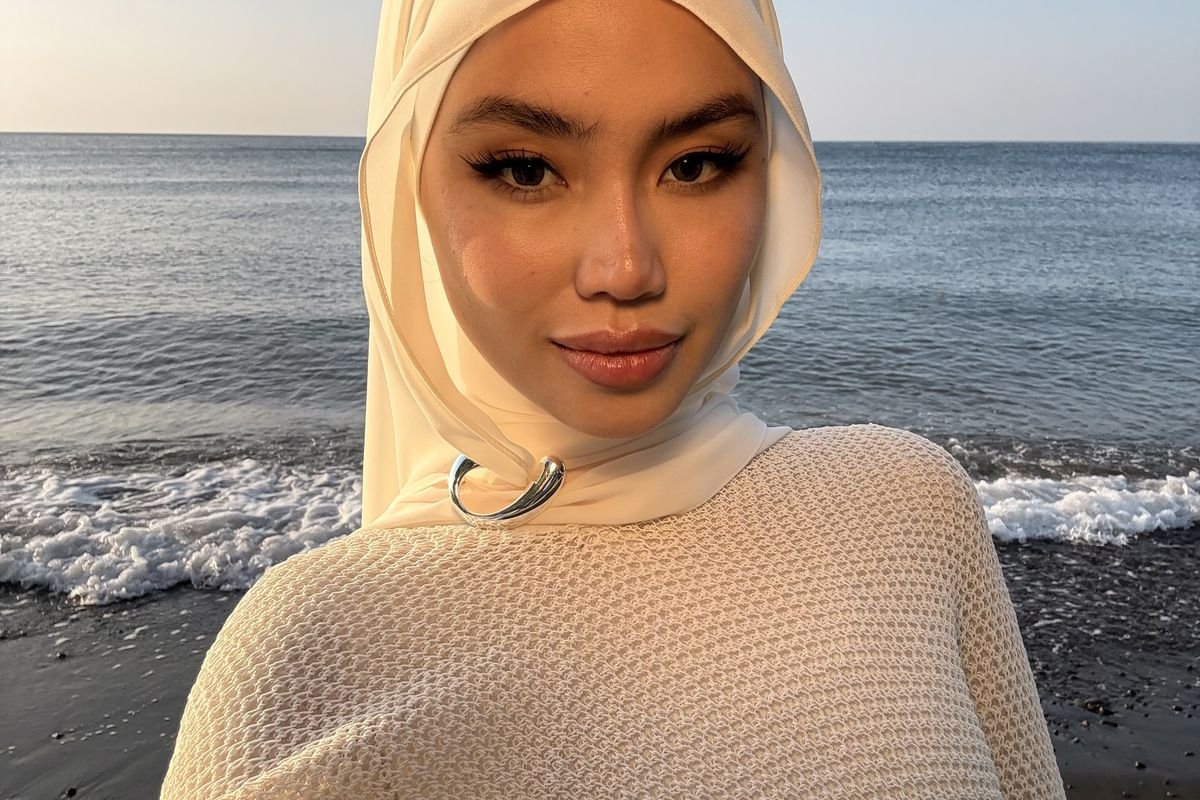 LambeSahamjja's tweet photo. pengakuan pelaku rekam influencer sashfir (fira assegaf) di toilet restoran senopati

setelah ditahan 24 jam, pria itu baru mengaku saat subuh

dia mengaku memang merekam sashfir

alasannya mengikuti sashfir "cuma karena cantik"

dia merekam dari atas bilik toilet yang dimasuki korban
aksinya ketahuan sebelum selesai

dia sempat keluar untuk menghapus video, lalu kembali bertemu sashfir dan pegawai restoran

kondisi proses hukum
sashfir menyayangkan prosesnya, menurut dia bukti belum cukup untuk menetapkan tersangka

bukti yang ada: cctv restoran, kesaksian pegawai, keterangan sashfir dan pria itu

pria itu hanya wajib lapor, status tahanan kota

penyidik masih berusaha memulihkan file di ponsel pria itu, menunggu antrean tim siber sekitar dua bulan

kasi humas polres metro jakarta selatan, akp joko adi wibowo: belum ada tersangka