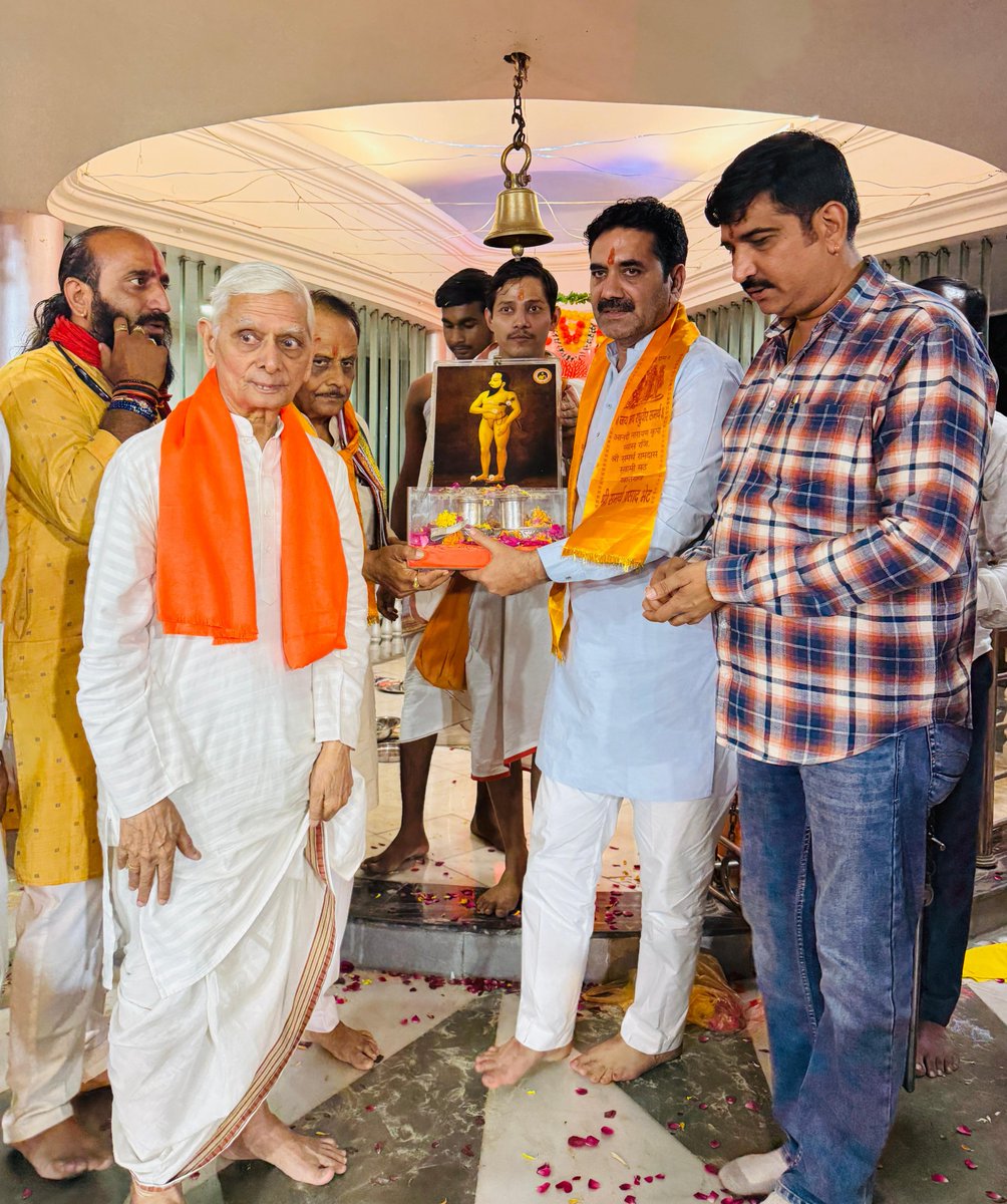 GoluShuklaInd's tweet photo. नारायण बाग स्थित श्री दत्त मंदिर एवं श्री समर्थ मठ, इंदौर में आयोजित श्री समर्थ रामदास स्वामी जी, प.पू. भगवान श्रीधर स्वामी महाराज जी की पुण्यपावन चरणपादुकाओं के दर्शन एवं पूजन का सौभाग्य प्राप्त हुआ।

इस पावन अवसर पर उपस्थित सभी संतों का चरण वंदन कर उनका आशीर्वाद प्राप्त किया। https://t.co/uh8vnRKuIs