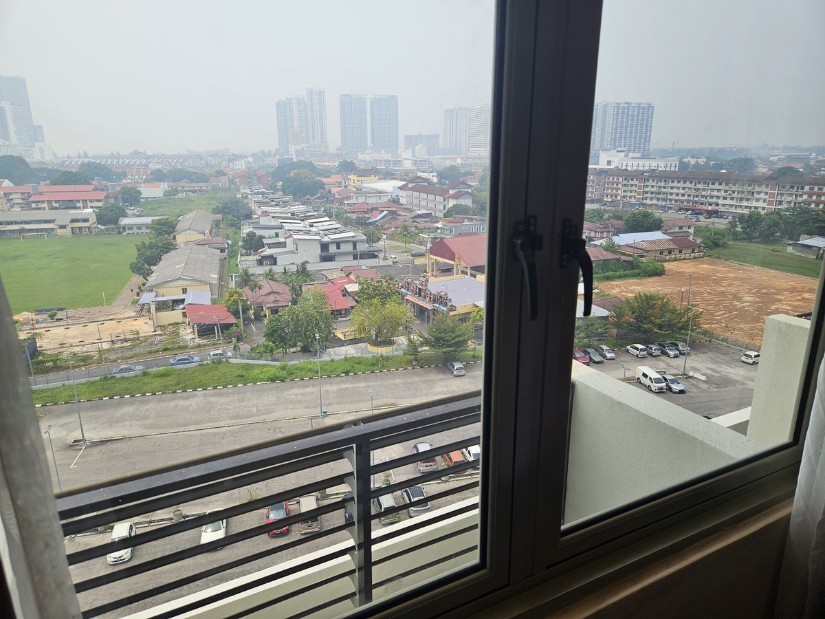 CaptainDannyMY's tweet photo. Melaka is super hazy. Hopefully this haze clears up soon. I miss jogging outside 😭 

#haze https://t.co/i4gEDD4Laf