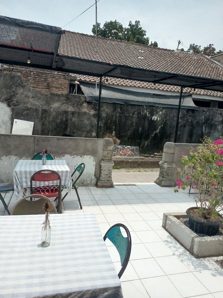 IndraMenus's tweet photo. Sangmane Cantina
Baru pindah seminggu ini ke Jl. Gamelan Kidul (GMaps: Sangmane Cantina)
Gang masuknya kecil, cm seukuran mobil tp di dlm luas bs bwt parkir mobil &amp; motor.
Cafe tema Mexico &amp; Katolik, dg menu andalan bagel, grilled cheese, taco, mac n cheese (pork, ayam, beef) https://t.co/new2PDOnIR