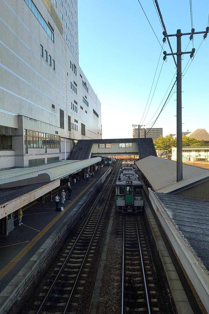 miraclehmk's tweet photo. 本日の終着はこちら。近代的な立派な駅ビルに古き良き時代のホーム。留置線には気動車オールスターズが並ぶ。レトロと近未来が交差するような駅でした。 https://t.co/XV07xRNwwt