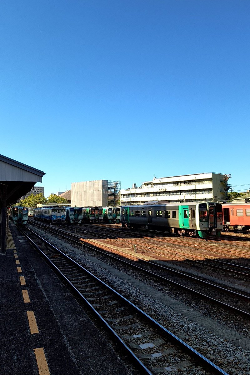 miraclehmk's tweet photo. 本日の終着はこちら。近代的な立派な駅ビルに古き良き時代のホーム。留置線には気動車オールスターズが並ぶ。レトロと近未来が交差するような駅でした。 https://t.co/XV07xRNwwt