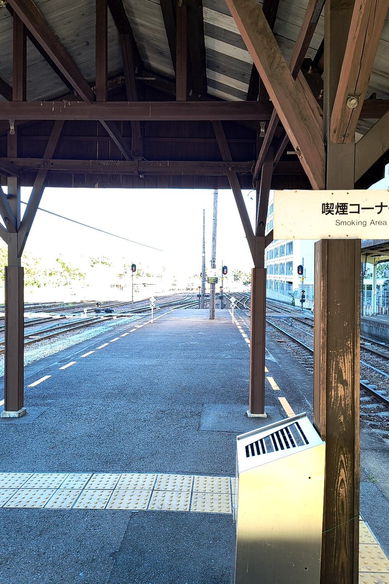 miraclehmk's tweet photo. 本日の終着はこちら。近代的な立派な駅ビルに古き良き時代のホーム。留置線には気動車オールスターズが並ぶ。レトロと近未来が交差するような駅でした。 https://t.co/XV07xRNwwt