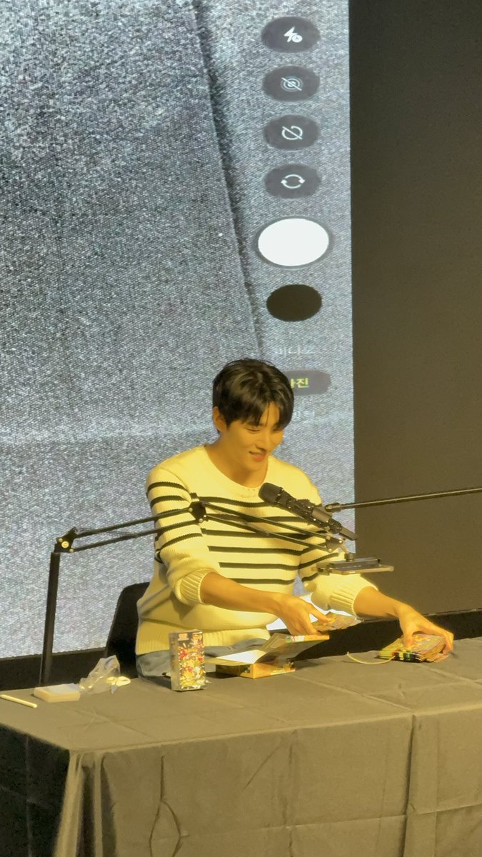 ssamsabak's tweet photo. 초딩아긔가 울지않고 기특하게 포켓몬카드깡을 해요🥲🫶 #재찬 https://t.co/HHUdNnOu65