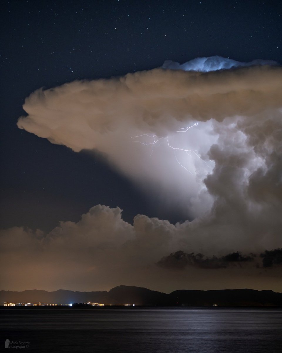 Mario17N's tweet photo. La estructura de la tormenta era impresionante. 8/10/26  Vista desde Águilas, al fondo la costa de Mazarrón y Cartagena. https://t.co/QbvHZw4k16