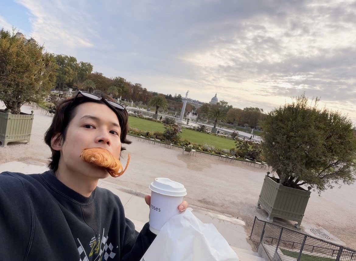 puruprup's tweet photo. 北斗くんのこのクロワッサンもコーヒーも見せたいし後ろの景色も見せたいしであんまり自分の顔の写りとか気にしてなさそうな自撮りがだいすきです。もちろん顔��いちばんかっこいいです。 https://t.co/xkXY89voHN