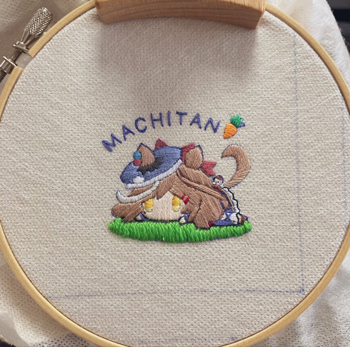 bindume0916's tweet photo. ＼ えい、えい、むん！ ／

マチタンを刺繍した小物トレーを作りました！🥕✨

寝そべるマチタンのフンワリ髪と
帽子の可愛さにこだわって刺繍してみましたが、どうでしょう？🪡

マチタン『トレーナーさんの荷物はワタシが守りますよぉ！！』

#ウマ娘手芸部 #マチカネタンホイザ #ウマ娘 https://t.co/QIt5UMeYZ3