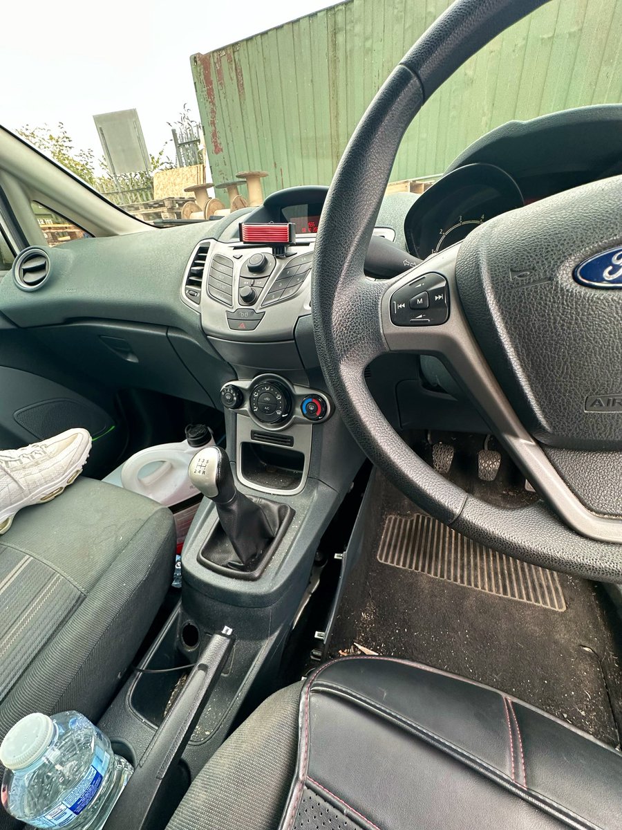 JGWorldThoughts's tweet photo. Here's the inside of my car.

Two things are broken in the photo if you look closely. 

It still drives and gets from A to B with no problems, having been in the garage only once since I've owned it. 

Meanwhile, some people spend £500+ a month on brand-new EVs on finance, even with the battery risks and expensive parts.

Agreed?