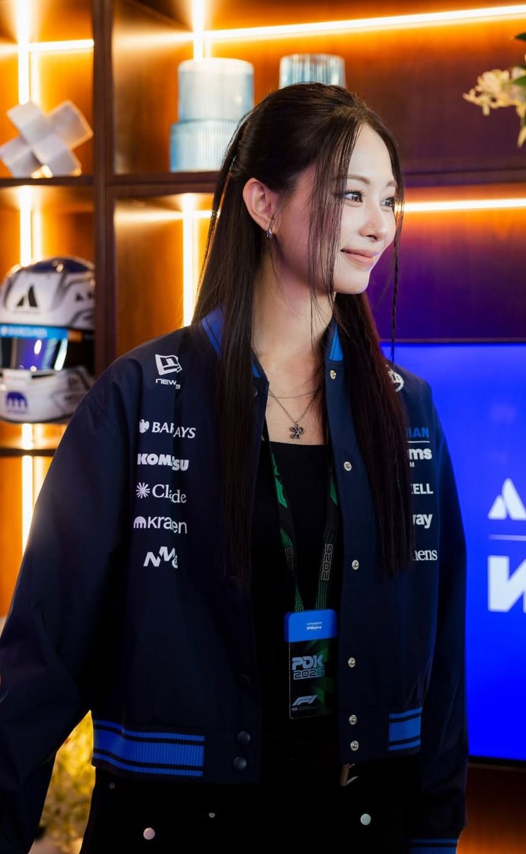NET25TV's tweet photo. TZUYU’S F1 DEBUT 🏁💙

TINGNAN: Agaw-eksena si Tzuyu ng Twice sa kaniyang F1 debut sa Singapore.

Siya ang kumanta ng bagong collaboration song ng Williams F1 Team at hit anime series na “Dan Da Dan.”

Nakasama rin ng K-pop superstar ang F1 drivers na sina Carlos Sainz at Alex Albon.

📷: WilliamsF1 Team

#NET25NewsandInformation #F1 #Formula1 #sports #Tzuyu #TWICE #KPOP
