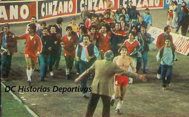 FrancoMTascon's tweet photo. La vuelta olímpica que siguió a la consagración de #ArgentinosJuniors en cancha de #River luego de ganarle la final por el Nacional de 1985 a #VélezSarsfield con un gol del #ChechoBatista. En esa oportunidad estaba dirigido por #JoséYudica. #AAAJ https://t.co/Pk2O6wUVlq