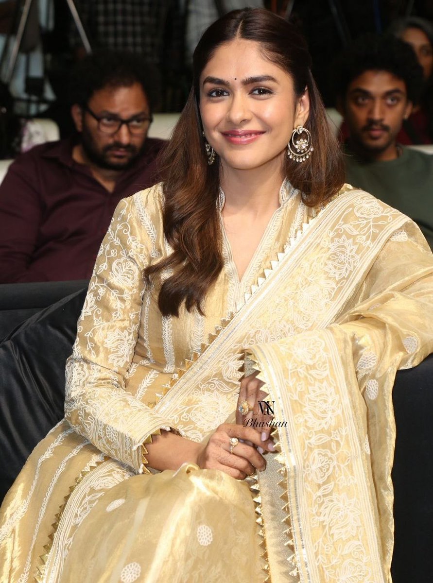 FZMediaOffl's tweet photo. Actress #MrunalThakur 📷🤍✨ https://t.co/fScFjihRPe