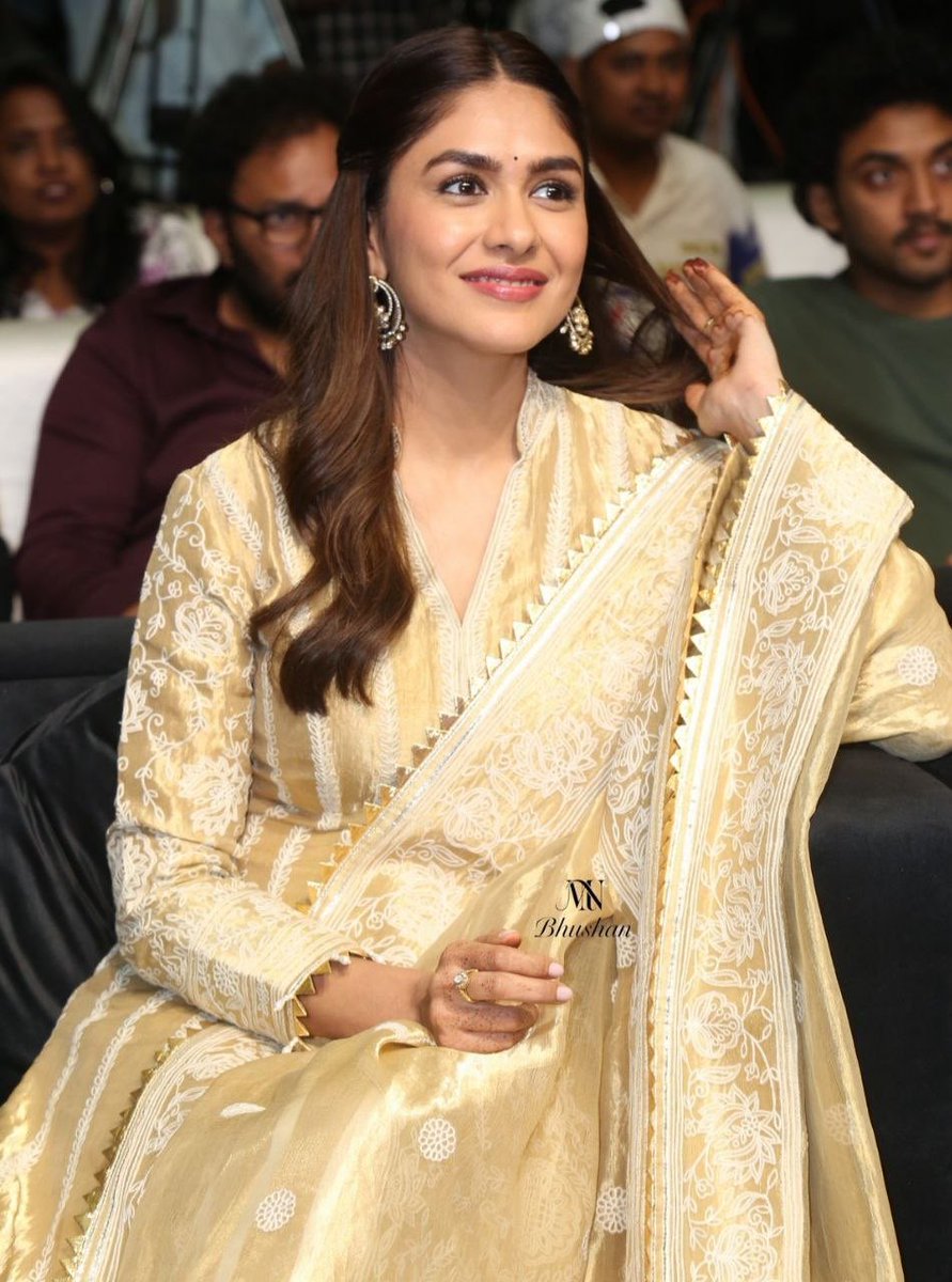 FZMediaOffl's tweet photo. Actress #MrunalThakur 📷🤍✨ https://t.co/fScFjihRPe