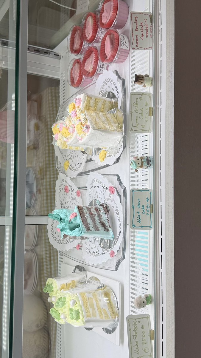 01if03's tweet photo. 연남 아네모네시 케이크 🍰 https://t.co/otA17rLNpU