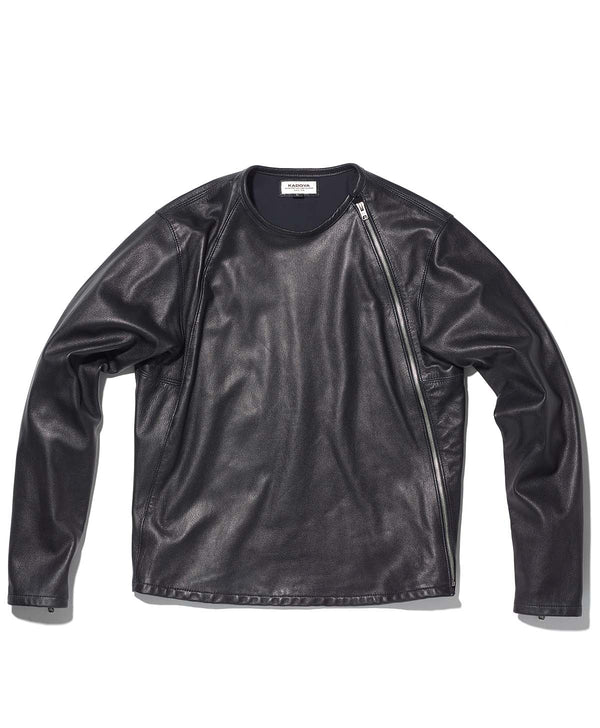 KadoyaLeathers's tweet photo. PULLOVER RIDERS
https://t.co/GulIywy49R

登場以降根強い人気を誇るプルオーバータイプのライダース。
アウター然としない見た目の演出と着用性を考えたラウンド配置のフロントファスナーが特徴で、ラフにレザーを楽しみたい方におすすめの一着。 https://t.co/FwglRLjRyZ