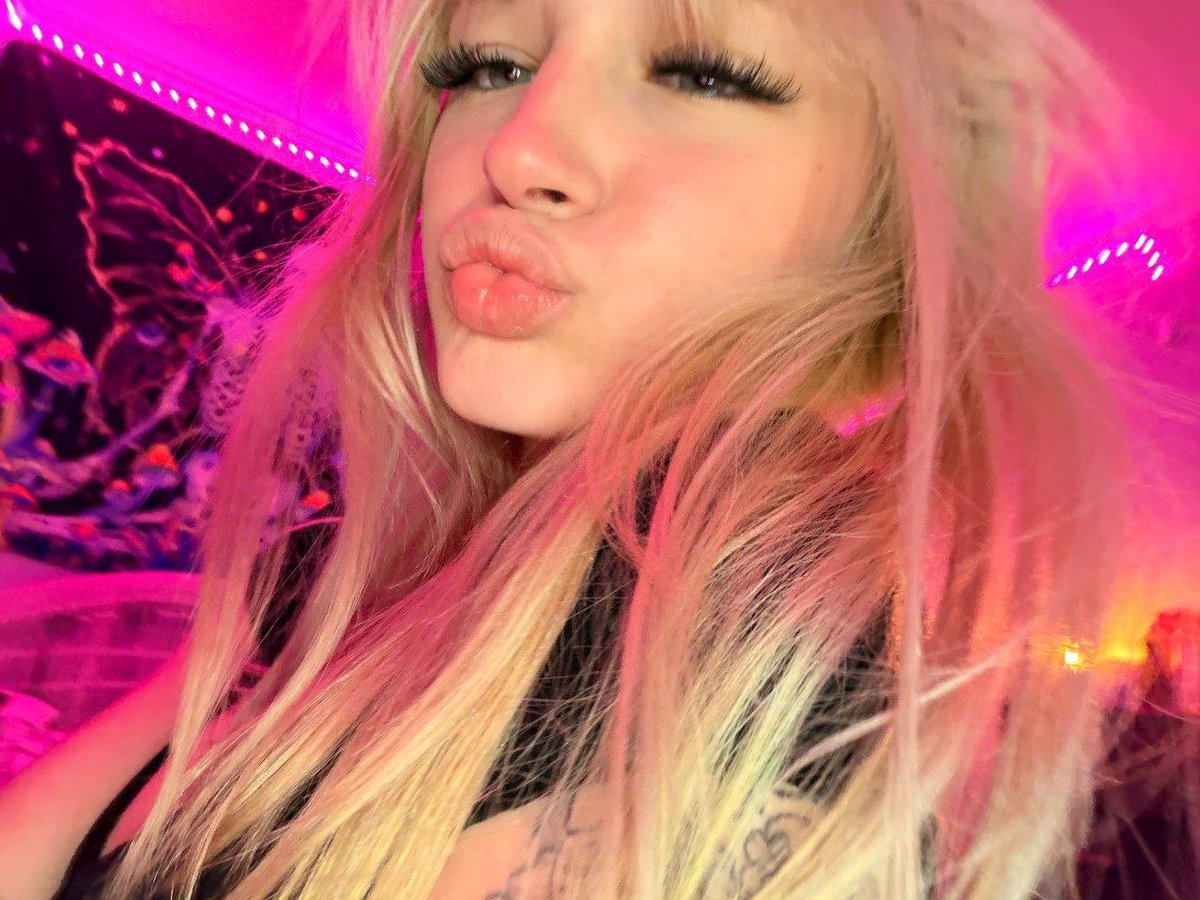 opheliaparkss17's tweet photo. here u go mister thirsty for kisses https://t.co/UdOoEoQbQA