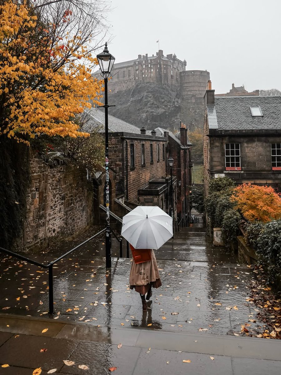 naturebeauty760's tweet photo. A rainy autumn day in Edinburgh, Scotland 🏴󠁧󠁢󠁳󠁣󠁴󠁿 https://t.co/XxP332Syfv