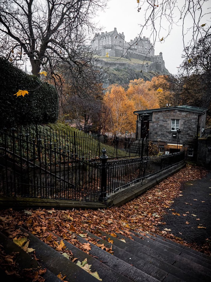 naturebeauty760's tweet photo. A rainy autumn day in Edinburgh, Scotland 🏴󠁧󠁢󠁳󠁣󠁴󠁿 https://t.co/XxP332Syfv