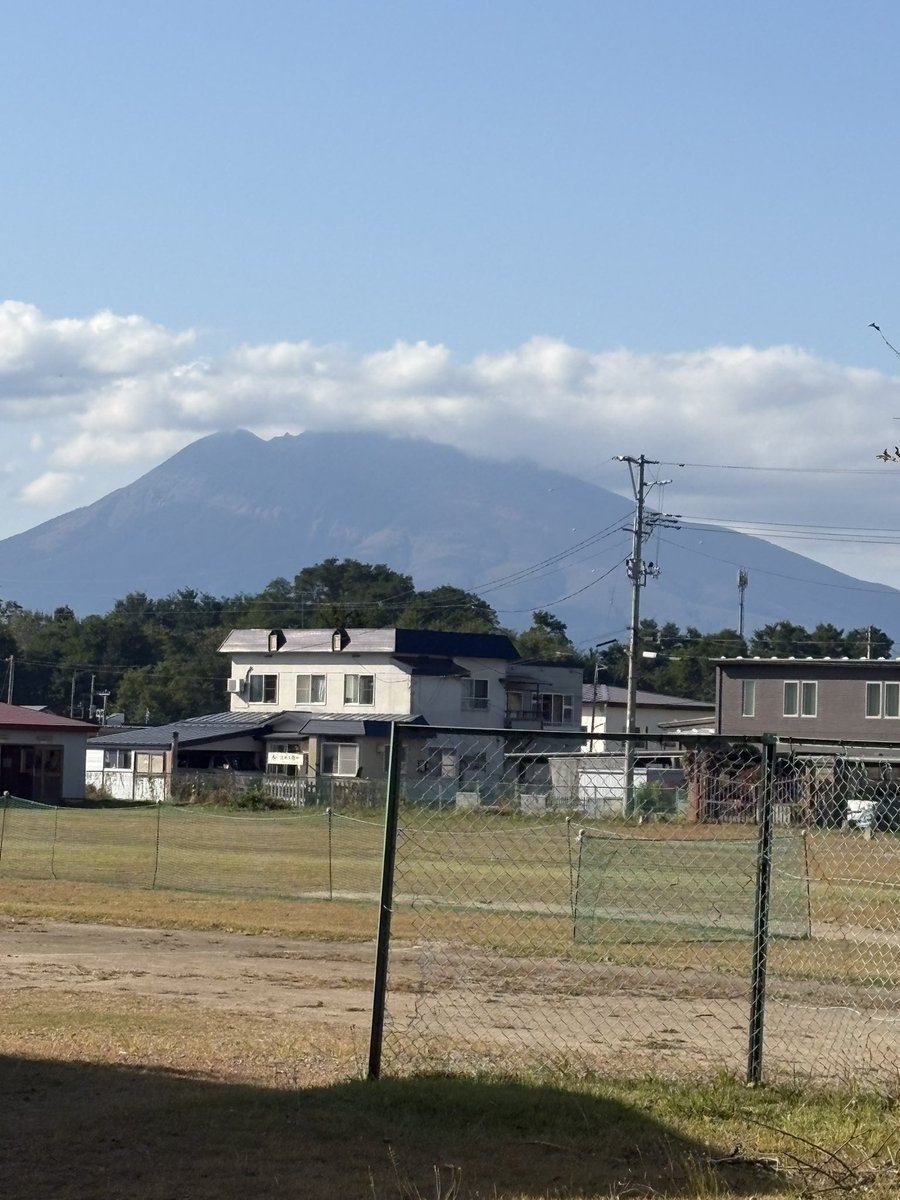 hiro4963's tweet photo. 岩木山の見えるこちらの学校の道場で練習させてもらっています。 https://t.co/ED2BVe56fx