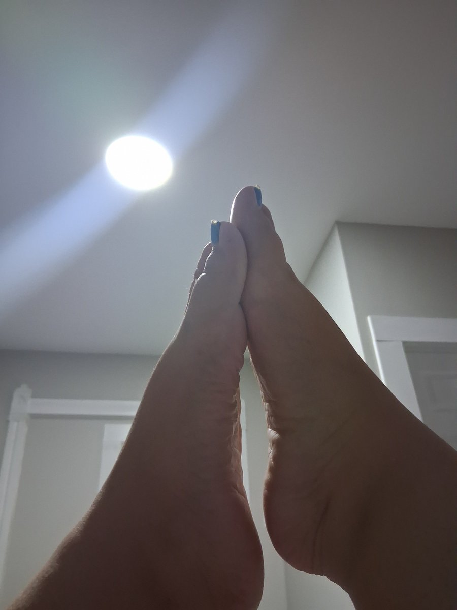melonynoir3425's tweet photo. If your gonna stop to stare you could at least follow me #princessfeet #goddessfeet #mouthwateringfeet #feetcommunity #wrinklefeet  #soles #toes #prettytoes #prettyfeet #footfetish #feetworshi̇p https://t.co/P3PQvTRB2C