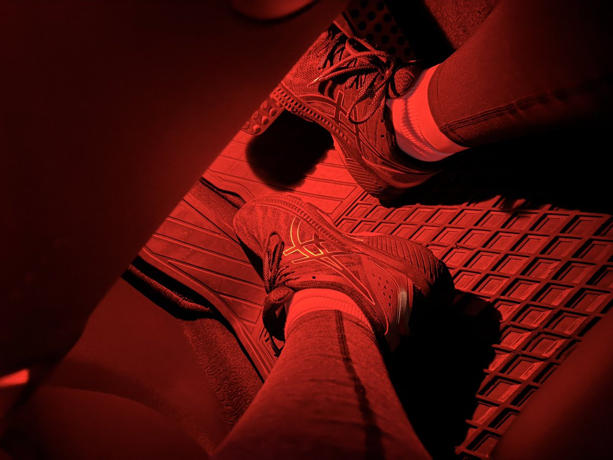 Fantasygirl2027's tweet photo. Red for power. Blue for discipline. Green for patience. 👑 Pick your color and tell me in three sentences why you deserve my attention. Such dir eine Farbe aus und schreib mir in drei Sätzen, warum.
#findom #feetfinder https://t.co/9CKSSKvzdJ
