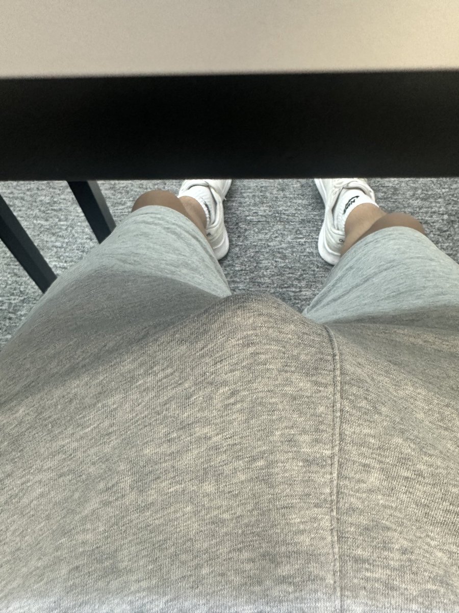yiuuuuke's tweet photo. 早知着長褲個課室真係好凍 https://t.co/dVZwoQezL2