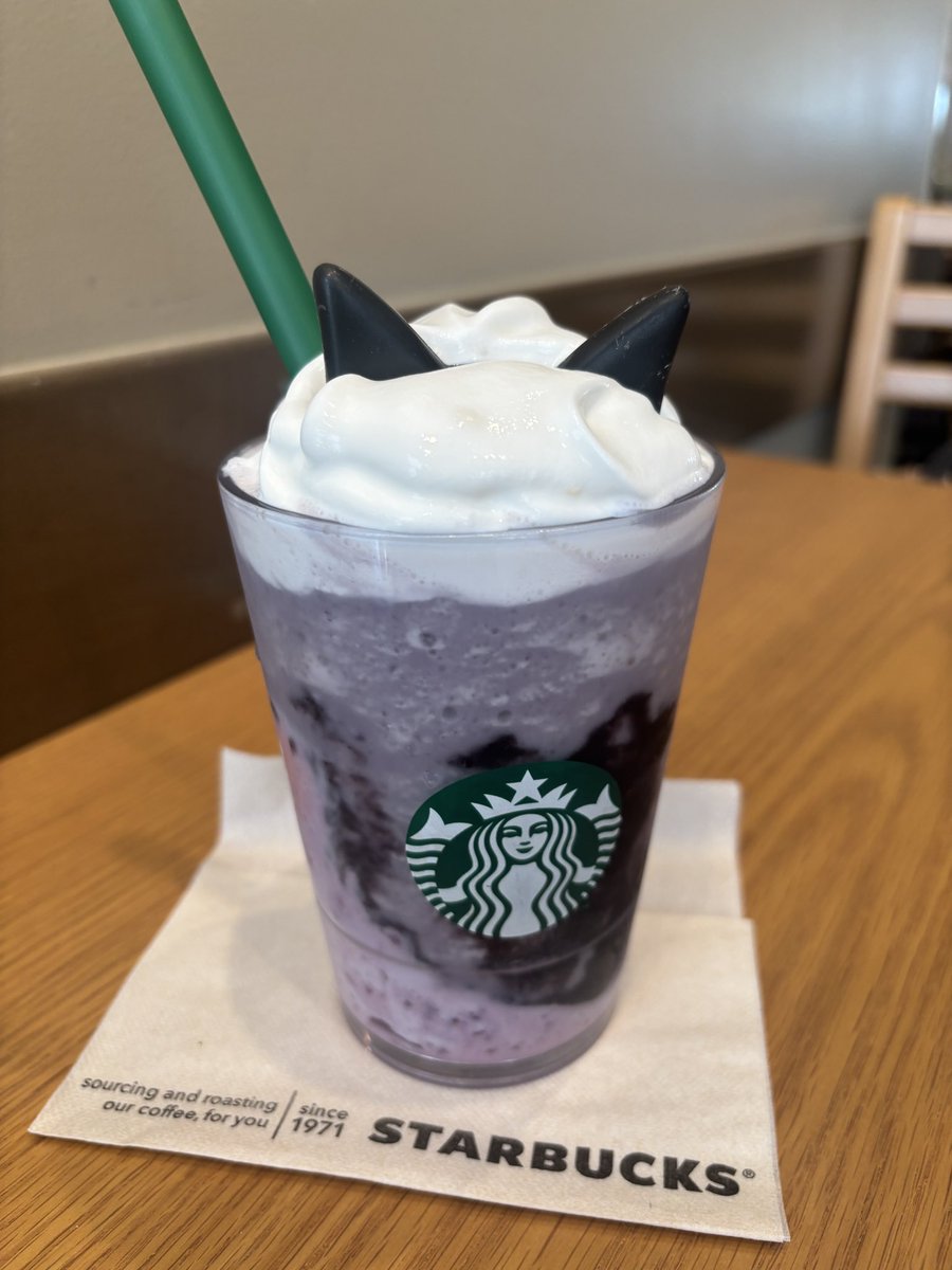 Itsuki_tkmy's tweet photo. スタバの新作フラペチーノ。ベリーの味が爽やかで美味しい。
そしてネコチャンのタンブラーがあまりに可愛くお迎えしてしまいました。キラキラで可愛い🐈‍⬛ https://t.co/o2ZhWFza47