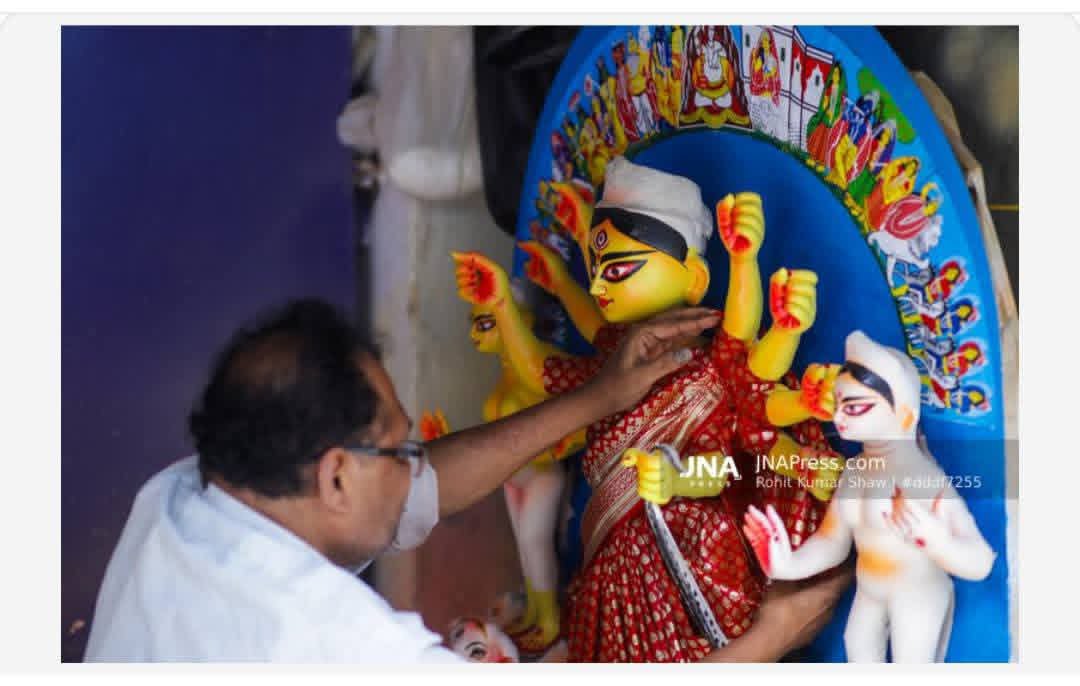 MrRohitShaw's tweet photo. Kolkata, West Bengal, India – October 8, 2026: An artisan gives final touches to a clay idol of Goddess Durga ahead of Durga Puja at Kumartuli, Kolkata.

Photo by: Rohit Kumar Shaw / JNA PRESS

#DurgaPuja #Kolkata #Festival #hinduism 
#photojournalism #India #Asia #editorial https://t.co/SEn6v4X2Fj